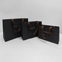 Sac en papier kraft avec poignée imprimé de logo personnalisé pour vêtements, chaussures, bijoux, exposition, shopping au détail, emballage cadeau