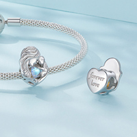 Breloque mère et enfant plaquée argent avec incrustation de cœur en opale, bijou romantique, cadeau unisexe