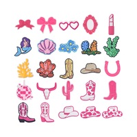 Ornements de chaussures en PVC en forme de lettres, cœurs, fleurs et papillons, assortiment rose, en caoutchouc souple, détachables, accessoires DIY, vente en gros