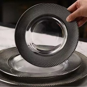 Assiette de service en verre noir classique K11 écologique de 13 pouces pour assiettes à dîner avec design à bord martelé - Product Image 1