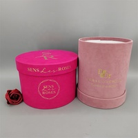 Boîtes cadeaux rondes roses de luxe en carton recyclé avec logo personnalisé, impression à chaud et accents de ruban