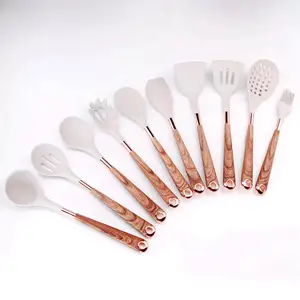 2024 in Silicone forato spatola tornitore per la cottura di vendita calda manico in legno nuovo Silicone bianco Set di utensili da cucina