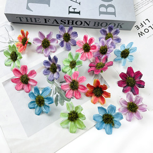 Têtes de fleurs de marguerite artificielles de 4,5 cm de diamètre pour la photographie de mariage, la décoration intérieure, les arrangements floraux, les fournitures de bricolage - Product Image 1