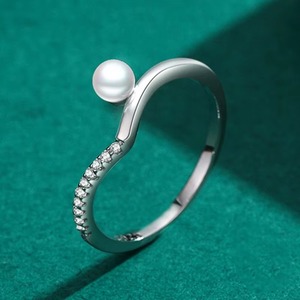 แหวนมุกเชฟรอนเงิน 925 สำหรับผู้หญิง |   ดีไซน์มุกเม็ดเดี่ยวและเพชรคิวบิกเซอร์โคเนีย |   วงแหวนแบบซ้อนกันได้ ป้องกันการแพ้ - Product Image 2