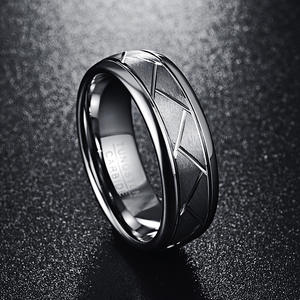 Anillo Dominante <span class=keywords><strong>para</strong></span> Hombre de Acero de Tungsteno Color Plata con Superficie Cepillada, Ancho de 8 mm y Patrón de Banda de Rodadura con Ranura Diagonal - Product Image 6