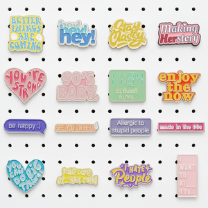 Badge métallique personnalisé, lettres anglaises gravées sur mesure, épingle plaquée or noir sur mesure - Product Image 1