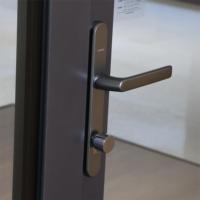 Porte moderne à design arqué en alliage d'aluminium à rupture de pont thermique avec double vitrage trempé et quincaillerie allemande pour entrée de villa