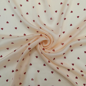 Tissu en polyester 100% à faible MOQ, personnalisé, <span class=keywords><strong>motif</strong></span> cœur, toucher soyeux, tissu en mousseline transparente, imprimé numérique pour robe et chemisier - Product Image 4