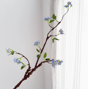 Branche artificielle de cerisier sauvage bleu clair, branche flexible à écorce rugueuse avec petites fleurs, décoration florale style ferme - Product Image 1