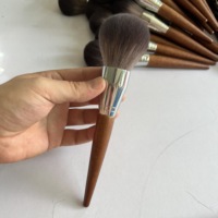 Kuas Bedak Profesional dengan Gagang Kayu dan Bulu Sintetis - Kuas Kipas untuk Concealer & Foundation