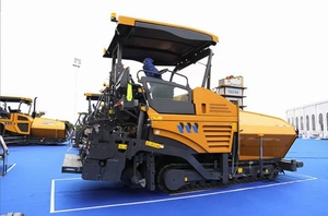 Mini finisseur d'asphalte CMEC RP603 avec moteur de pompe et roulement - Capacité de production de 400T/H, faible coût d'entretien - Product Image 2