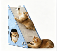 Maison à gratter triangulaire pour chat avec boule suspendue, en polyester. Surface en sisal, double usage pour le repos et le jeu