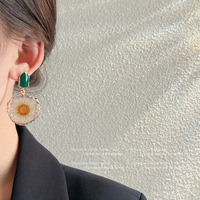 Anting-anting menjuntai buatan tangan unik anting-anting bunga kering Resin bunga aster bunga hias