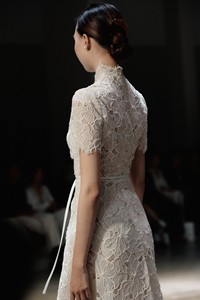 เดรสยาวผู้หญิงแบบใหม่สุดหรู ตกแต่งด้วยลูกไม้ ผ้าจับเดรป สไตล์เวียดนาม ผสมผสานวัสดุหลากหลาย ชุดลำลองสีขาว - Product Image 6