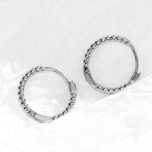 E921 Orecchini a cerchio in oro bianco da 20 mm con design a perline, gioielli alla moda - Product Image 4