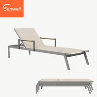 Chaises longues de luxe en aluminium empilables, légères, avec accoudoirs en bois de teck pour les projets commerciaux à Dubaï et en Thaïlande