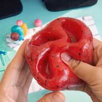 Trendy TikTok viral watermeloen squishy toy 2026, met elastische vaselinevulling, zwaar en zacht aanvoelend fruit knijp stressbal