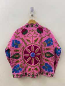 เสื้อแจ็คเก็ตบอมเบอร์กำมะหยี่พิมพ์ลายสัตว์สีชมพู ปักมือแบบซูซานี สไตล์วินเทจ โบโฮ เสื้อคลุมฤดูหนาว บุด้วยผ้าฝ้าย ของขวัญสำหรับเธอ จากอินเดีย - Product Image 2