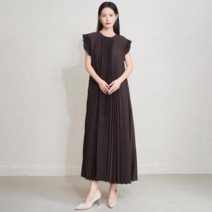 Robe plissée décontractée style coréen pour femme, élégante et texturée, sans manches, longueur midi, écologique, vente en gros pour bazar de vêtements - Product Image 5