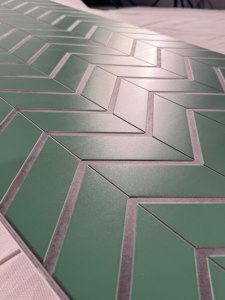 Panneau mural moderne en PVC SPC imitation carrelage vert foncé durable, imperméable, avec design graphique pour la décoration intérieure domestique - Product Image 3