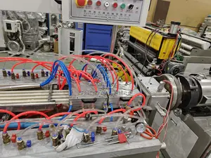 ग्रेट वॉल पैनल बोर्ड एक्सट्रूज़न उत्पादन लाइन प्लास्टिक प्रोफ़ाइल बनाने की मशीन