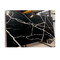 Dalles de quartz de luxe personnalisées, noires avec veinures blanches, pour les comptoirs d'îlot de cuisine