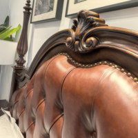 Chambre principale de style américain avec lit king size de 1,8 m et tête de lit double classique américaine