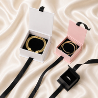Boîte cadeau en papier pour bijoux avec logo personnalisé, couvercle rabattable, fermeture à ruban en satin, emballage de boutique en gros