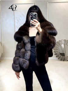 Cappotto Corto da Donna in Finta <span class=keywords><strong>Pelliccia</strong></span> Stile Zibellino Russo, Inverno 2024, Ecologico, Nero e Oro, con Ampio Risvolto, Design Chic Perfetto - Product Image 2