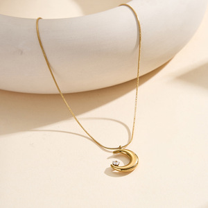 Collier Pendentif Lune Minimaliste Tendance Plaqué Or 18K Chaîne Serpent Zircon Cubique Créé en Laboratoire Bijou Unisexe pour Usage Quotidien - Product Image 5