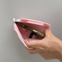 Pochette de maquillage rigide rose en PU texturé et EVA moulé, organiseur de toilette portable avec fermeture éclair
