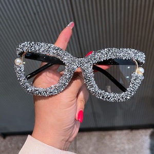 Lunettes d'ordinateur surdimensionnées carrées entièrement ornées de diamants pour femmes, options bleu, rouge, rose, noir avec monture métallique élégante - Product Image 3