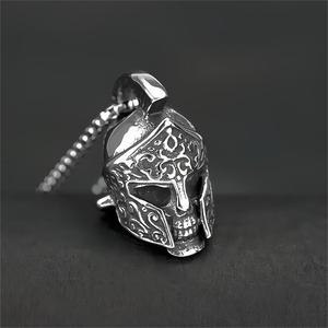Collier pendentif casque de guerrier en acier inoxydable pour homme, style rétro hip-hop, breloque visage, design géométrique, bijoux de mode - Product Image 2