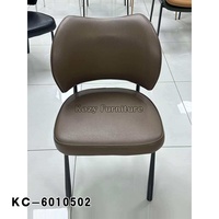 Chaise de salle à manger moderne en cuir PU rembourrée, pieds en fer noir, sans accoudoirs, chaise d'appoint rembourrée et confortable