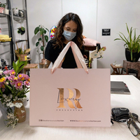 Sacs cadeaux en papier cartonné rose de luxe avec logo imprimé en or rose, ruban et estampage à chaud, personnalisables pour articles de soin de la peau