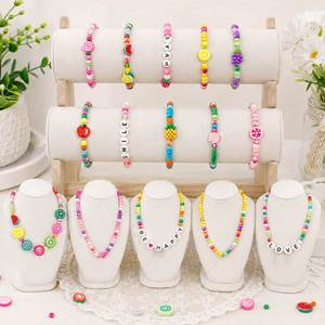 Kit de fabricación de joyas DIY con 24 compartimentos, cuentas de arcilla polimérica con forma de frutas, dulces y letras, y hilo elástico para pulseras, collares y manualidades. - Product Image 4