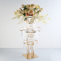 Pièce maîtresse de lustre en acrylique de hauteur de 4 pieds centre de table de bougie en métal doré à cadre hexagonal pour table de mariage