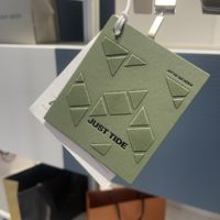 Étiquettes suspendues personnalisées en relief, étiquettes de vêtements en papier de luxe pour les marques de vêtements