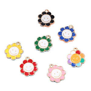 Dijes de aleación de zinc con forma de flor y cara sonriente para accesorios de joyería DIY, colgante de regalo unisex - Product Image 1