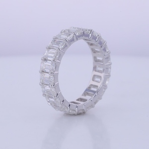 Anillo de Mujer de Joyería Fina Starsgem, Anillo de Eternidad con Moissanita Corte Esmeralda de 3*5 mm, DEF, Oro de 10k y 14k - Product Image 3