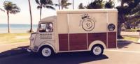 Camionnette réfrigérée personnalisée de style rétro Piaggio Ape pour la vente de gelato, vitrine commerciale mobile pour la vente de bonbons et de nourriture en extérieur