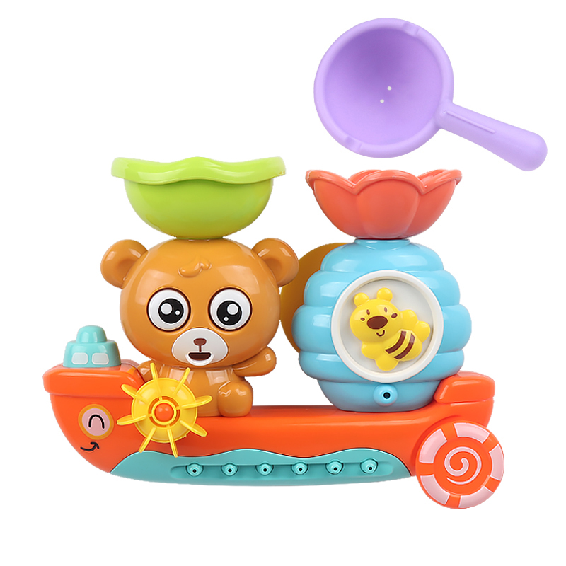Petit Ours Spin et jouer avec des jouets de l'eau