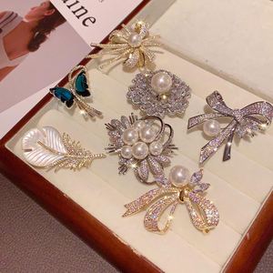 Broche élégante et luxueuse |   Épinglette Exquise avec Diamants Scintillants et Perles, Accessoire de Mode Haut de Gamme et Élégant - Product Image 1