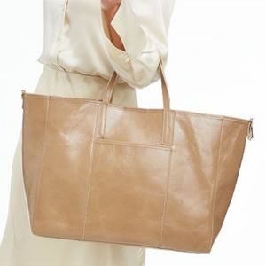 Bolso Tote <span class=keywords><strong>de</strong></span> Cuero Ligero Verde Oscuro con Logotipo Grabado en Relieve, Asa Doble y Forro <span class=keywords><strong>de</strong></span> Gamuza Suave - Product Image 6