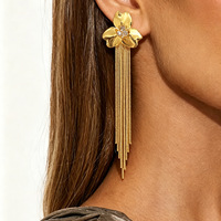 Boucles d'oreilles élégantes et tendance haut de gamme, pendantes vintage en métal avec fleurs et fausses perles