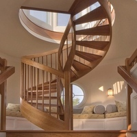 Couvre-marches d'escalier incurvé en colimaçon de style américain de luxe dernier cri Design moderne en bois massif en verre avec matériau en acier pour une utilisation en intérieur