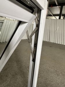 Petite fenêtre en PVC anodisé bon marché à double <span class=keywords><strong>vitrage</strong></span>, 3 rails, auvent en verre, design brun, prix pour Hyundai Grace - Product Image 3