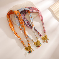 Collier en soie imprimée vintage en gros, ruban torsadé, breloque multi-perles en métal doré, long pendentif, bijoux pour femmes