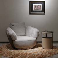 Fauteuil de détente contemporain en tissu contrastant avec accoudoirs en fausse fourrure, idéal pour appartement, zone de réception et villa.