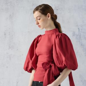 Chemisier de bureau élégant en lin tissé uni pour femme La Bohème, avec détail nœud, manches ballon écarlates, 100 % respirant, style vintage - Product Image 2